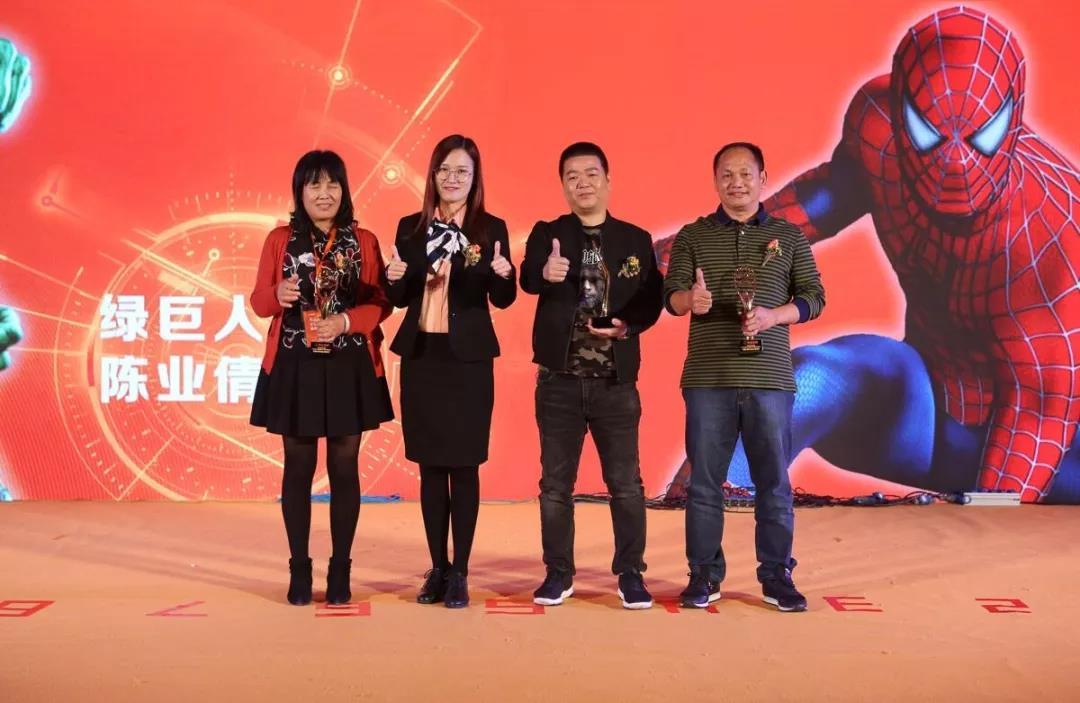 尊龙官方网站首页门窗 | 热烈庆祝2018广东尊龙官方网站首页集团第26届战略相助同伴财产峰会圆满乐成！