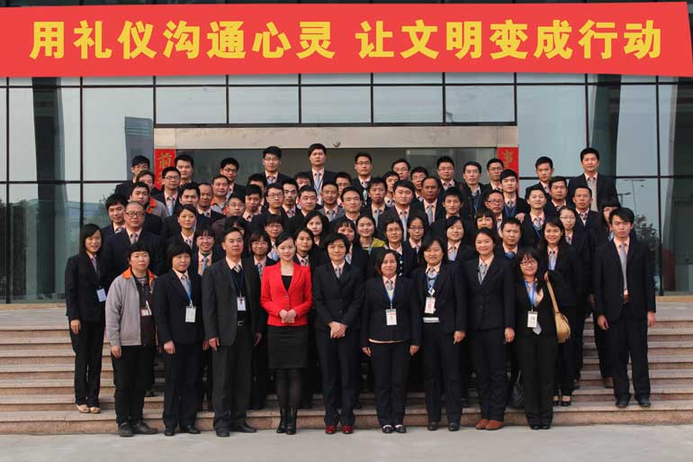 用礼仪相同心灵，，，，，，，，让文明酿成行动