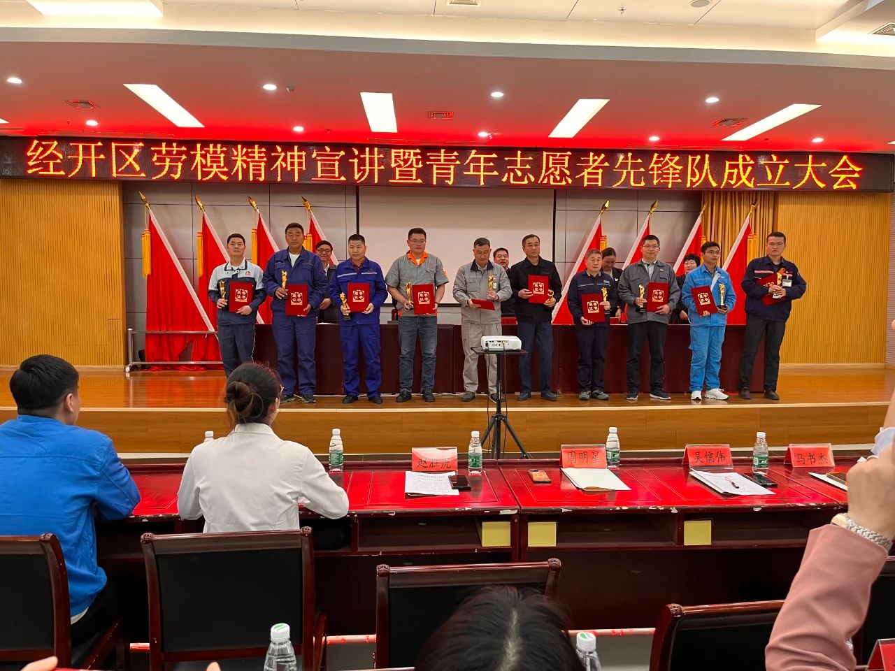 致敬尊龙官方网站首页模范，，，，，让劳动者实力熠熠生辉——尊龙官方网站首页铝材获劳动模范表扬