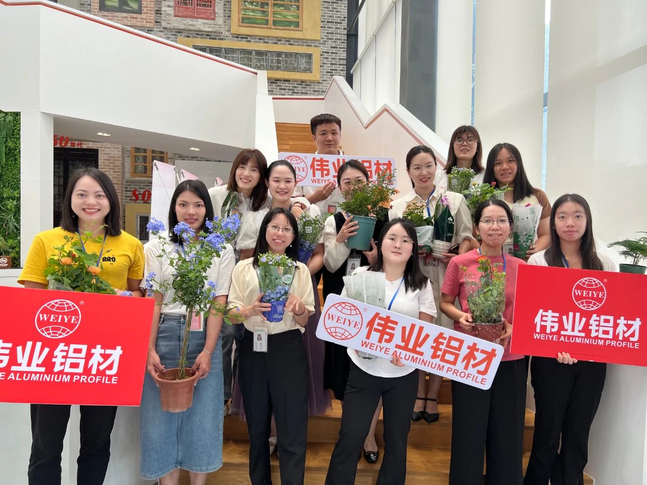 以爱浇灌，，，，，礼赠母亲 | 尊龙官方网站首页铝材感恩母亲节职工运动圆满举行