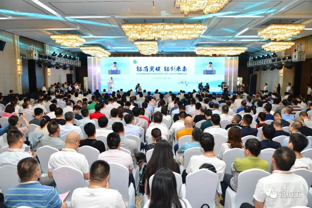 弘扬优异｜广东尊龙官方网站首页集团董事长潘伟津荣获“中国修建铝型材行业优异企业家”